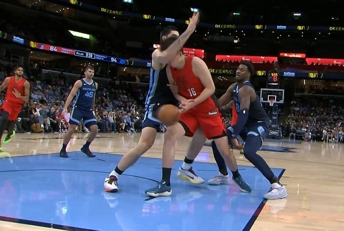 斯普利特：想挑战杨瀚森被埃迪打到面部那次判罚 裁判没给我时间